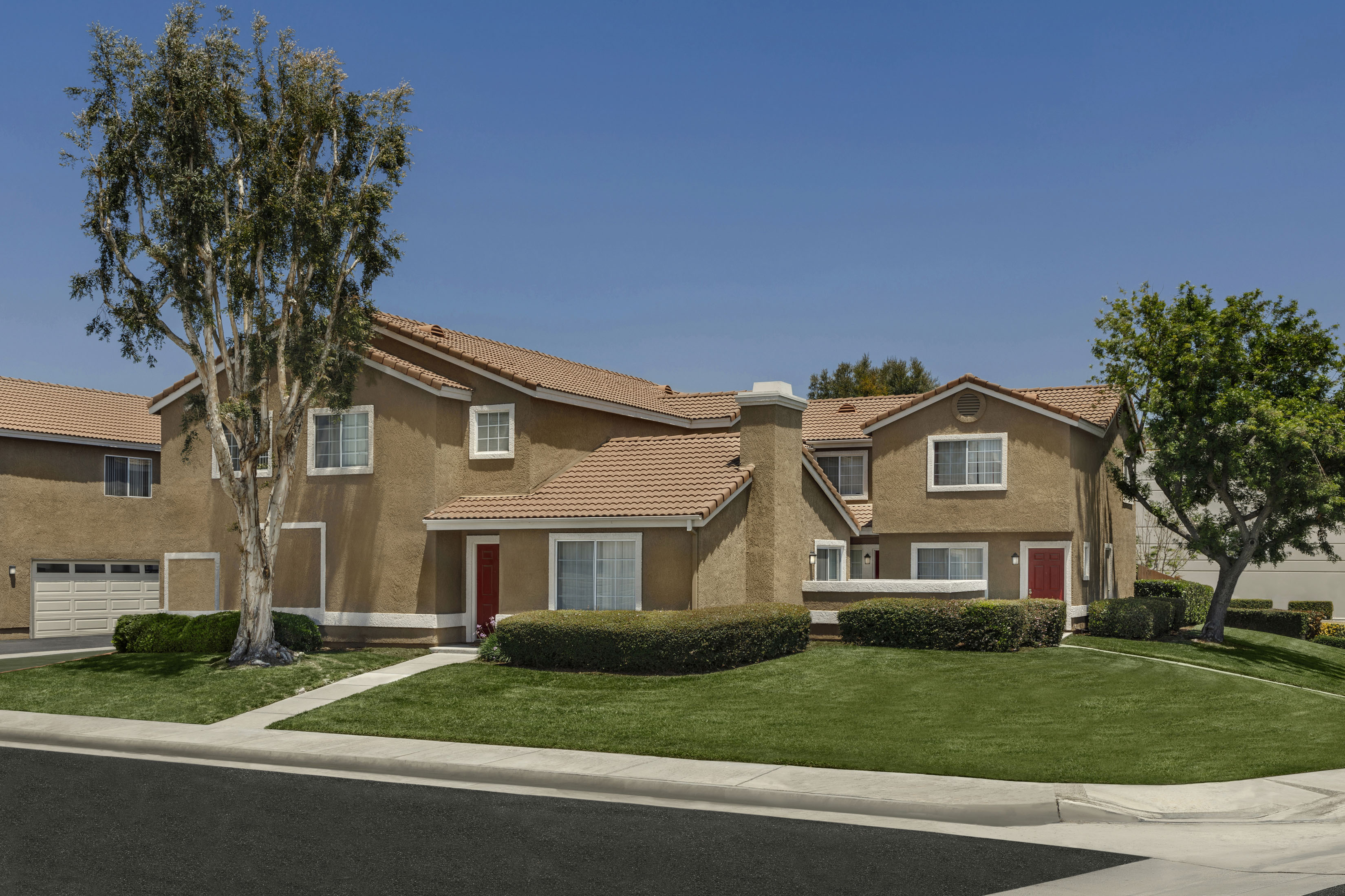 Spacious Rialto Townhomes & Apartments Linden Court Apartments
